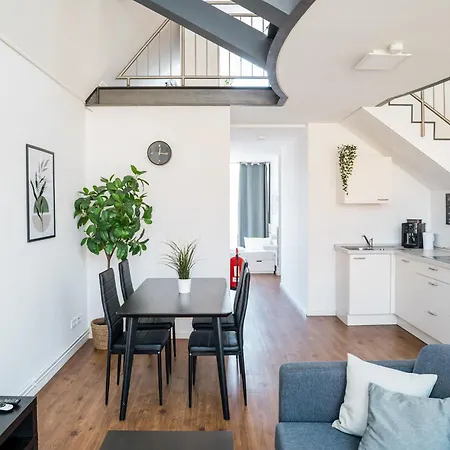 Fantastic Loft With Balcony Apartment *